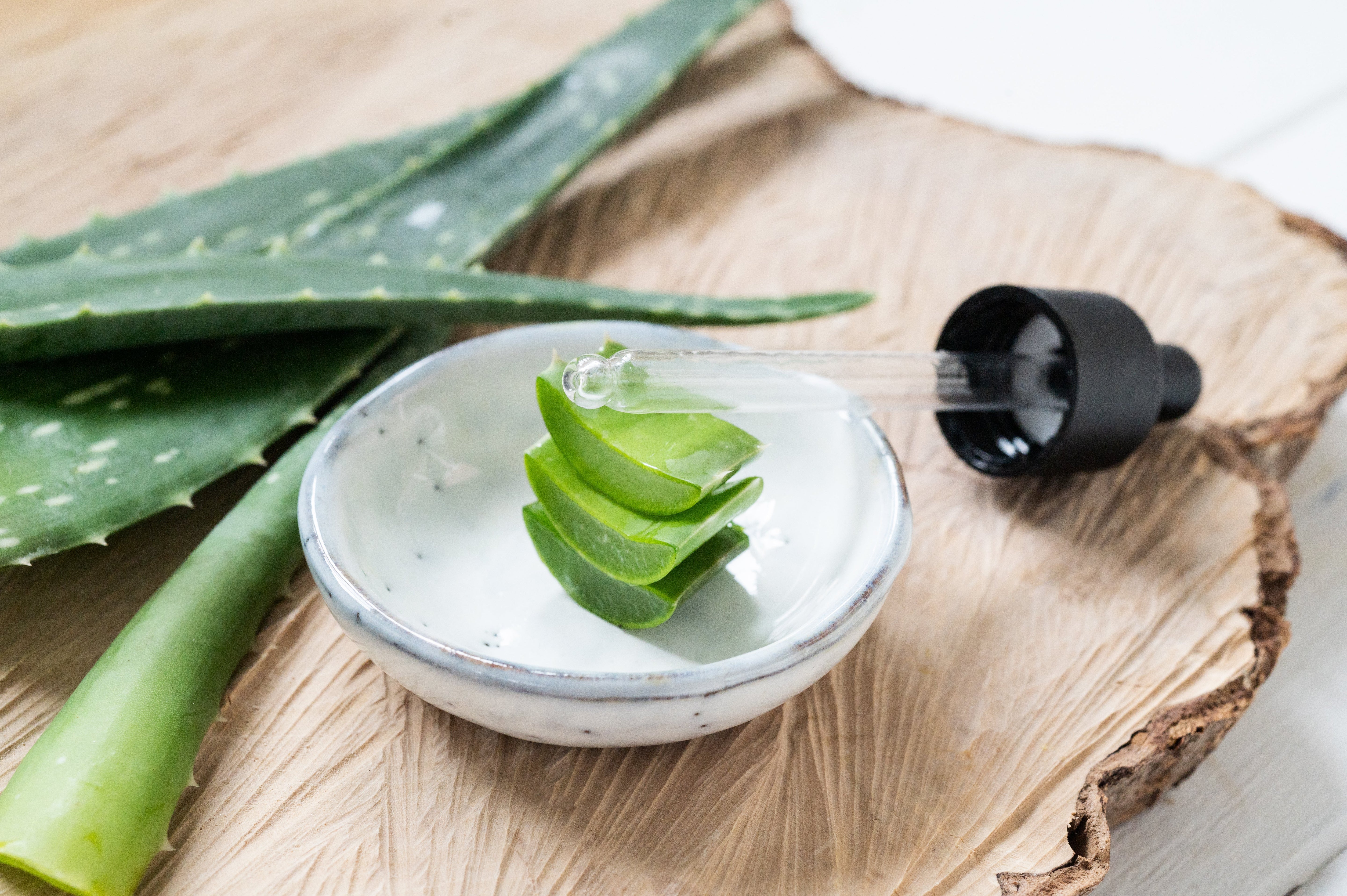 Hyaluronsäure, Aloe Vera & Co. – Diese Inhaltsstoffe lassen deine Haut wirklich strahlen